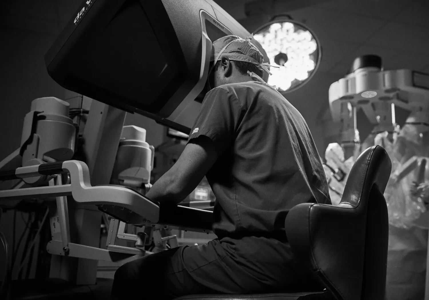 Dr Christopher Cao performing robotic thoracic surgery using advanced robotic surgical technology